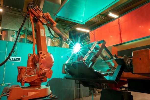Svetsning med robot i en robotcell för aluminium